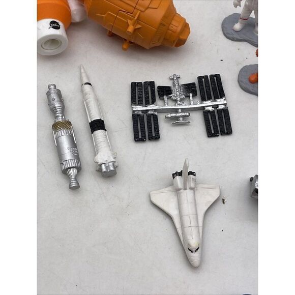 Safari NASA Astronauts Figures Planets and Accessories Toy Figures - Picture 12 of 12